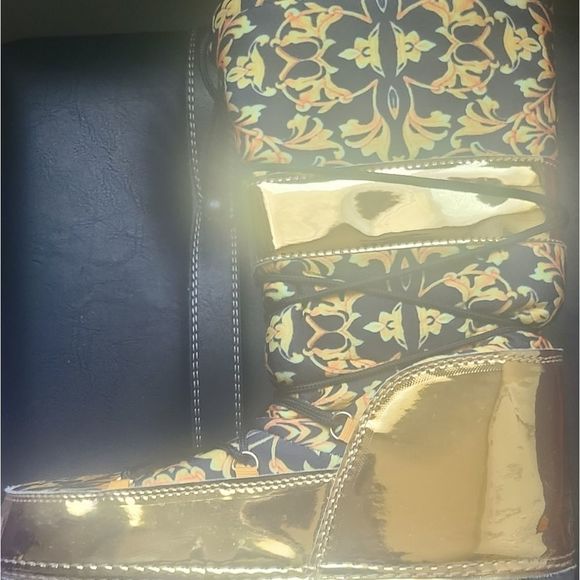 Baroque Print, Snow Boots - Picture 2 of 5
